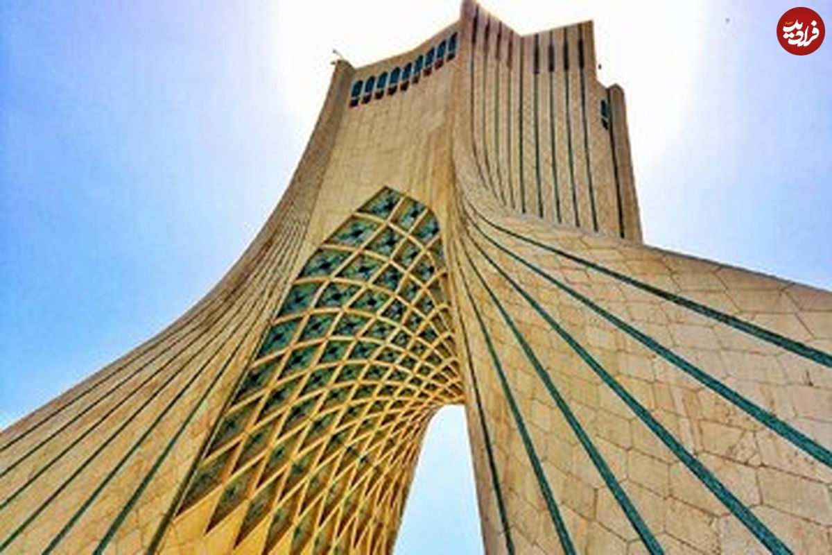 عکس؛ یک قاب منحصربفرد؛ دماوند پرشکوه در دل برج آزادی