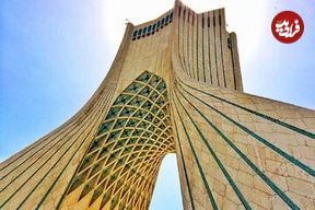 عکس؛ یک قاب منحصربفرد؛ دماوند پرشکوه در دل برج آزادی