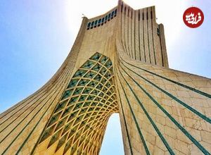 عکس؛ یک قاب منحصربفرد؛ دماوند پرشکوه در دل برج آزادی