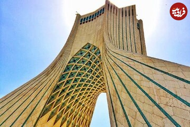 عکس؛ یک قاب منحصربفرد؛ دماوند پرشکوه در دل برج آزادی