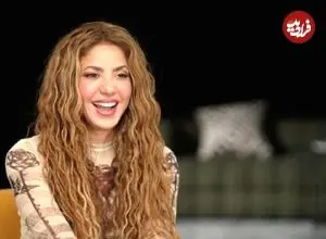 عکس| سفر در زمان؛ «شکیرا» هنگام خروج از هتل اش در نیویورک؛ سال 1384