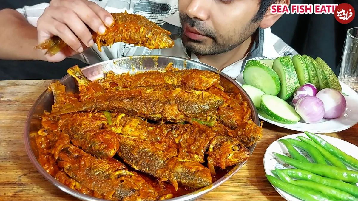 (ویدئو) غذا خوردن با صدا؛ خوردن جالب 2.5 کیلوگرم ماهی پخته توسط جوان بنگلادشی