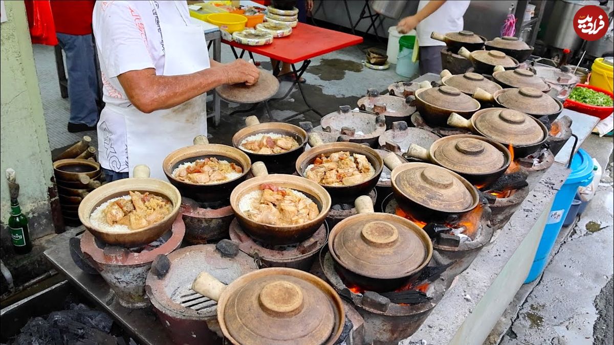 ببینید؛ غذای خیابانی در مالزی؛ پخت پلو مرغ محلی در دیگ سفالی در کوالالامپور