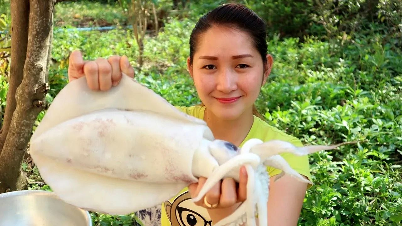 (ویدئو) طبخ یک غذای متفاوت با ماهی مرکب به سبک بانوی جوان روستایی تایلندی