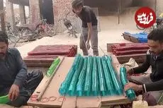 ببینید| فرآیند تولید انبوه النگوهای شیشه ای رنگی در کارگاهی در پاکستان