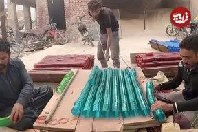 ببینید| فرآیند تولید انبوه النگوهای شیشه ای رنگی در کارگاهی در پاکستان