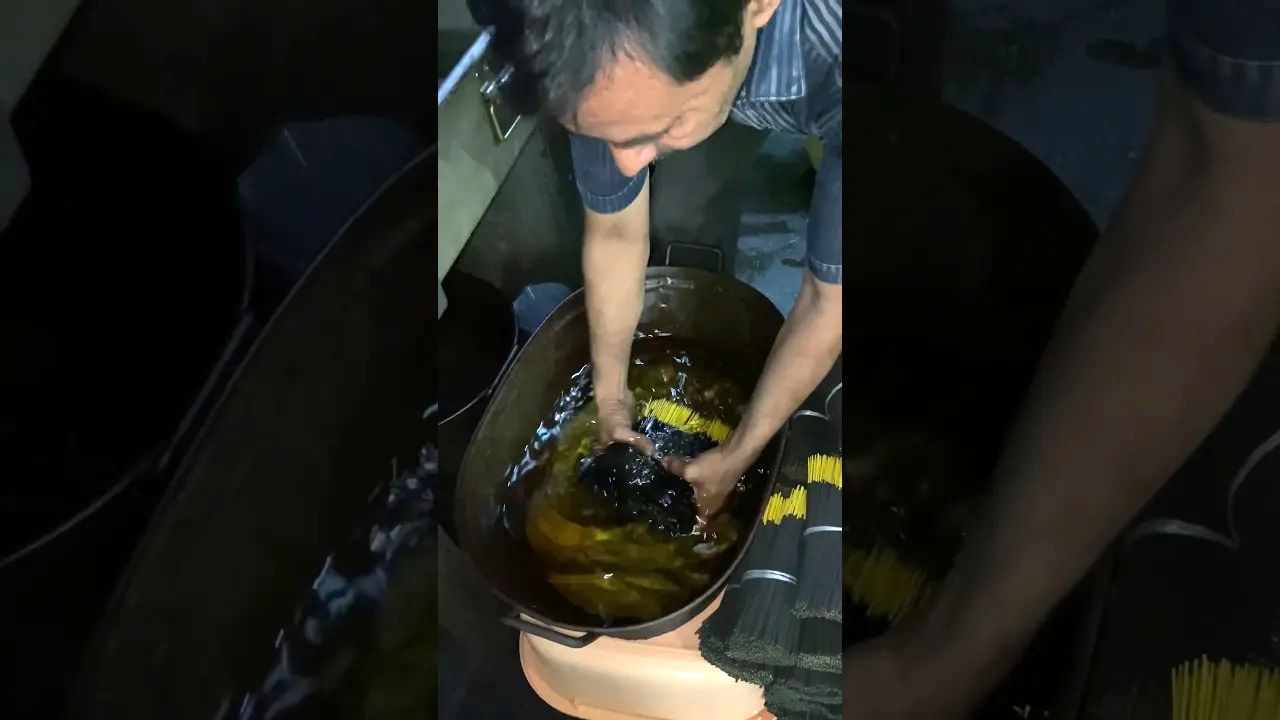 (ویدئو) تا به حال ساخت عود معطر را در یک کارگاه سنتی هندی دیده بودید؟