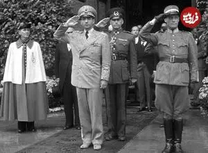 عکس| سفر در زمان؛ استقبال «محمدرضا پهلوی» از نخست وزیر چین؛ سال 57