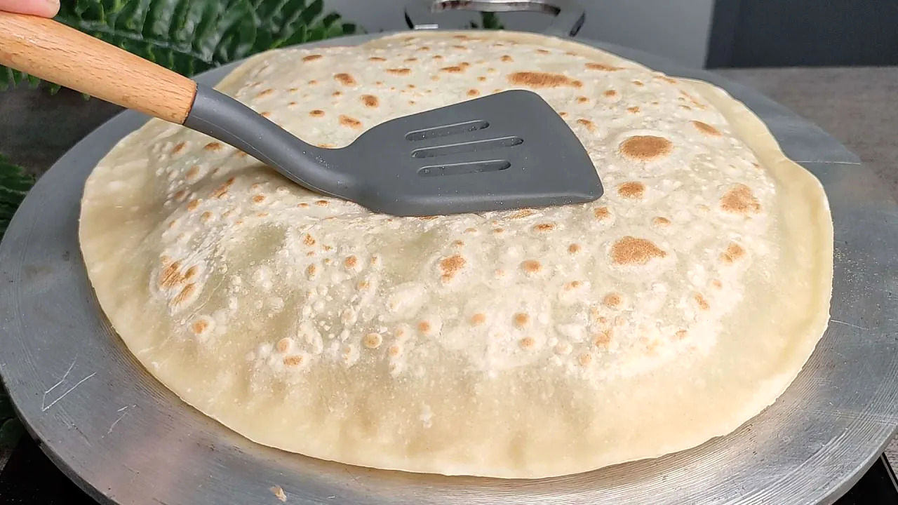 (ویدئو) نحوه پخت یک نان پنیری ساده و خوشمزه در خانه