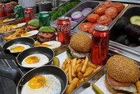 ببینید؛ غذای خیابانی در کره؛ پخت چیز برگر و آوو کادو برگر در سئول 