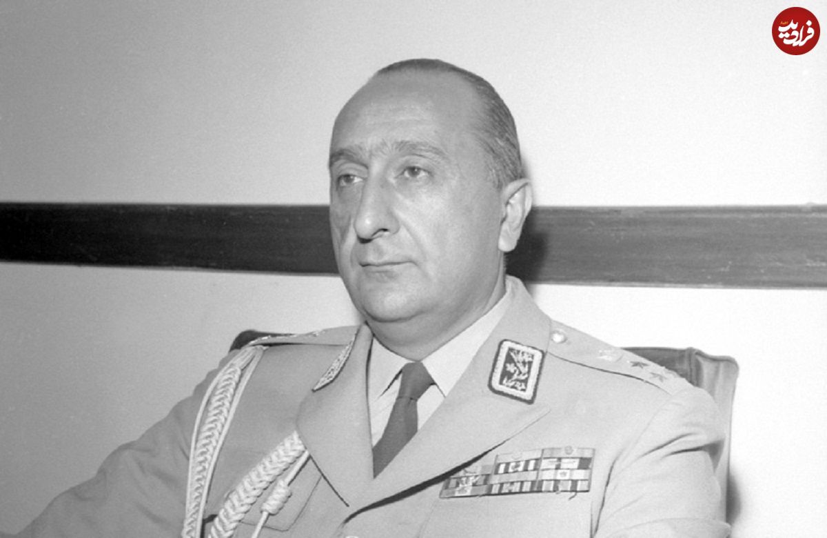 عکس| سفر در زمان؛ «نصیری رئیس ساواک» بعد دستگیری و در حال گفتگو با یک خبرنگار؛ سال 1357