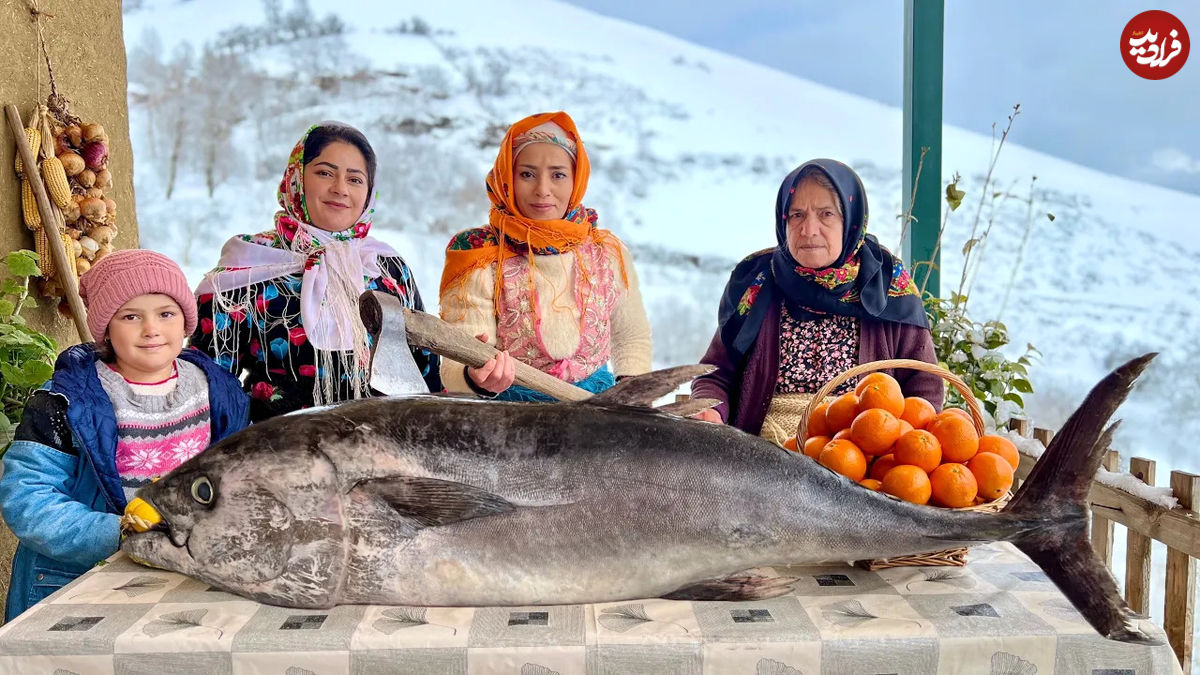 (ویدئو) غذای روستایی در گیلان؛ پخت ماهی بزرگ با طعم پرتقال در برف 