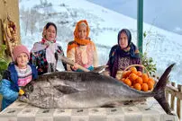 (ویدئو) غذای روستایی در گیلان؛ پخت ماهی بزرگ با طعم پرتقال در برف 