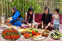 ببینید؛ غذای روستایی در کردستان؛ پخت یک غذای سنتی با بادمجان و گوشت بره