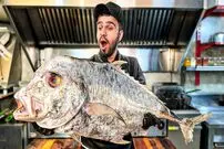 ببینید| غذای خیابانی در ایران؛ برش و پخت یک غذای خاص با ماهی