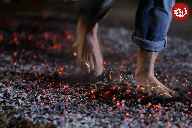 (تصاویر) راه رفتن روی زغال آتشین در اسپانیا