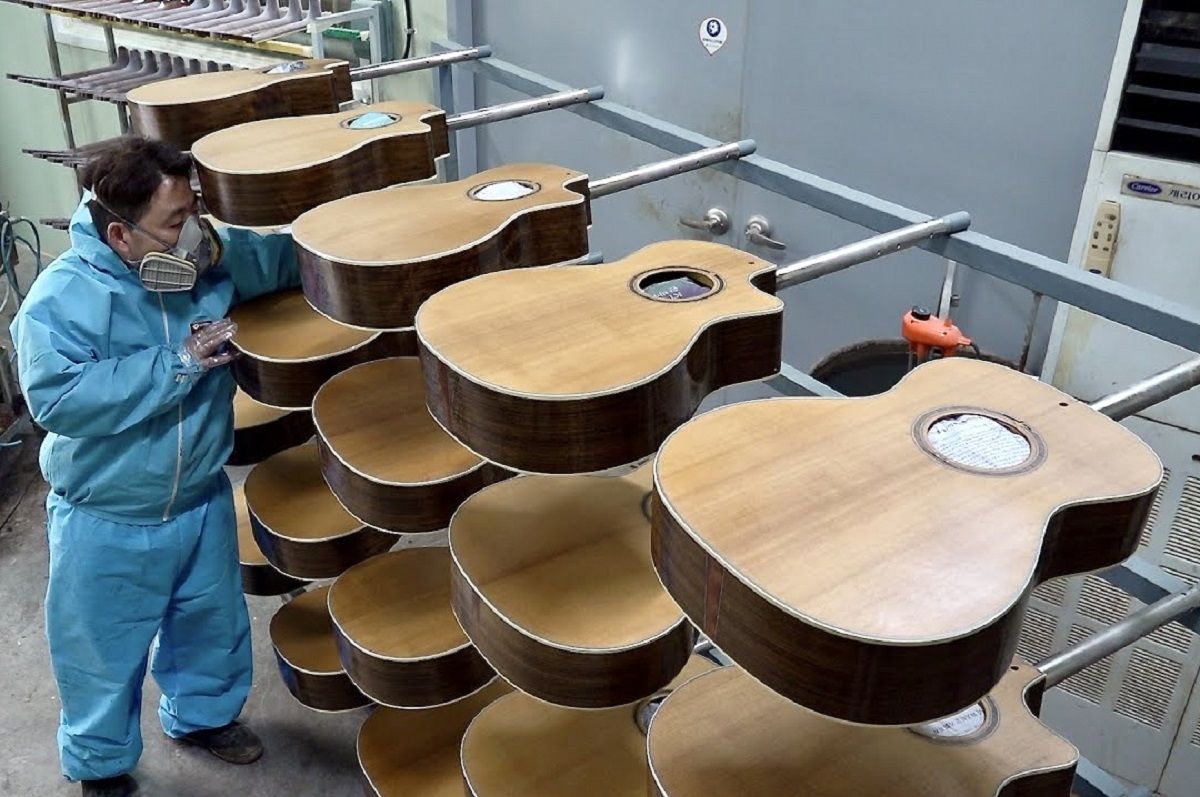 (ویدئو) فرآیند تولید انبوه گیتار آکوستیک در یک کارخانه کره ای 50 ساله
