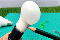 (ویدئو) نحوه تعمیر راحت لامپ LED قدیمی با کمک یک مداد! 