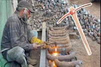 (ویدئو) چگونه پاکستانی ها زنجیر فولادی قدیمی را به کلنگ تبدیل می کنند؟