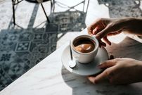 پرسش پرتکرار فصل تابستان: قهوه در روزهای گرم؛ بنوشیم یا حذف کنیم؟ به ازای قهوه چه مقدار آبرسانی لازم است؟