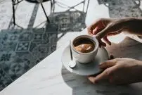 پرسش پرتکرار فصل تابستان: قهوه در روزهای گرم؛ بنوشیم یا حذف کنیم؟ به ازای قهوه چه مقدار آبرسانی لازم است؟