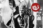 عکس؛ سفر در زمان؛ «ژست مقامات دربار و تیمورتاش در کنار تاج رضاخان»؛ سال 1305