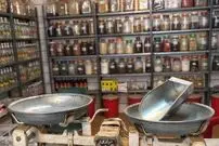 عکس| سفر به تاریخ؛ عطار دوره گرد در حال فروش داروی گیاهی در دوران قاجار