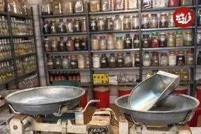 عکس| سفر به تاریخ؛ عطار دوره گرد در حال فروش داروی گیاهی در دوران قاجار