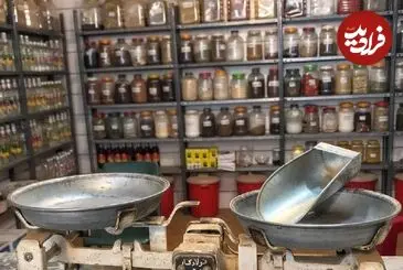 عکس| سفر به تاریخ؛ عطار دوره گرد در حال فروش داروی گیاهی در دوران قاجار