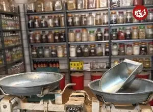 عکس| سفر به تاریخ؛ عطار دوره گرد در حال فروش داروی گیاهی در دوران قاجار