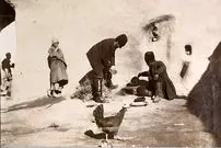 عکس| سفر به ایران قدیم؛ قلیان‌کشی در حیاط یک خانه روستایی در نزدیک مشهد؛ 125 سال قبل
