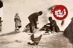 عکس| سفر به ایران قدیم؛ قلیان‌کشی در حیاط یک خانه روستایی در نزدیک مشهد؛ 125 سال قبل