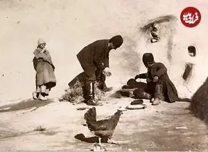 عکس| سفر به ایران قدیم؛ قلیان‌کشی در حیاط یک خانه روستایی در نزدیک مشهد؛ 125 سال قبل