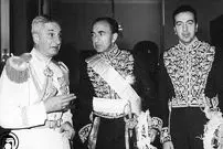 سفر در زمان؛ یادداشت‌های علم، جمعه ۱۸ خرداد ۱۳۵۲: کشور‌های رومانی و یوگسلاوی، چون می‌خواهند خود را از یوغ مسکو برهانند، خیلی احساس احتیاج به ما می‌کنند