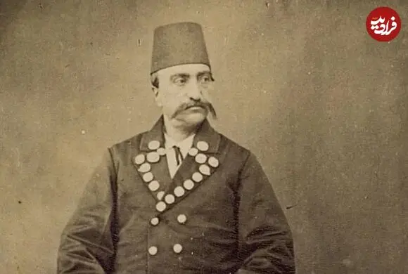 عکس| سفر زمان؛ یکی از درباری‌ها در حال باد زدن «کباب دنبلان» برای ناصرالدین شاه