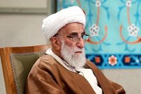 عکس؛ سفر به تاریخ؛ «آیت‌الله جنتی» با کلاه عرقچین و بادبزن حصیری در سفر حج؛ دهۀ 60