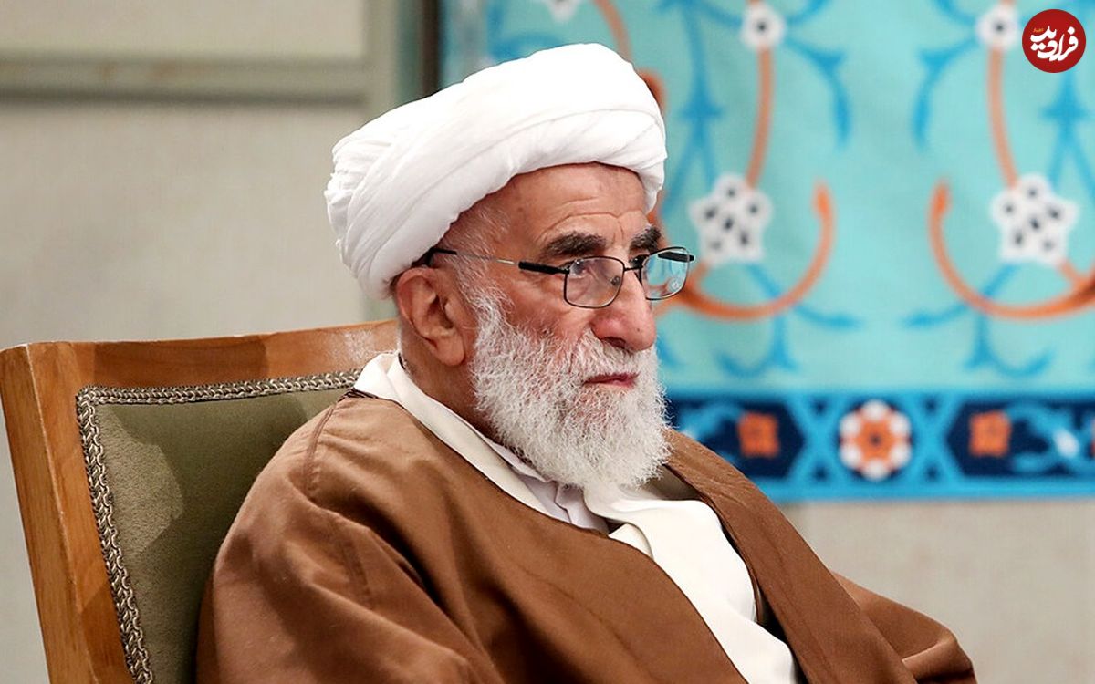 عکس؛ سفر به تاریخ؛ «آیتالله جنتی» با کلاه عرقچین و بادبزن حصیری در سفر حج؛ دهۀ 60