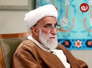 عکس؛ سفر به تاریخ؛ «آیت‌الله جنتی» با کلاه عرقچین و بادبزن حصیری در سفر حج؛ دهۀ 60