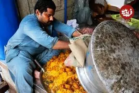 ببینید| غذای خیابانی در پاکستان؛ پخت بریانی مرغ در کراچی