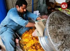 ببینید| غذای خیابانی در پاکستان؛ پخت بریانی مرغ در کراچی