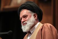 عکس؛ سفر به تاریخ؛ «سید مصطفی خامنه‌ای، پسر بزرگ رهبر انقلاب» در 5 سالگی در کنار پدر؛ سال 1348