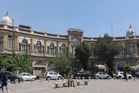عکس| سفر زمان؛ رهگذران در خیابان حسن‌آباد تهران در دهۀ 40