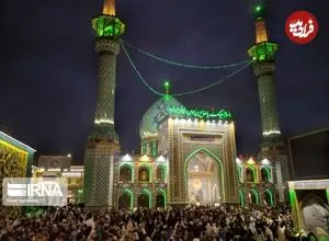 عکس| سفر زمان؛ زن‌های تهرانی در حال ورود به حرم «امامزاده صالح» در تجریش؛ سال 1313
