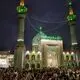 عکس| سفر زمان؛ زن‌های تهرانی در حال ورود به حرم «امامزاده صالح» در تجریش؛ سال 1313
