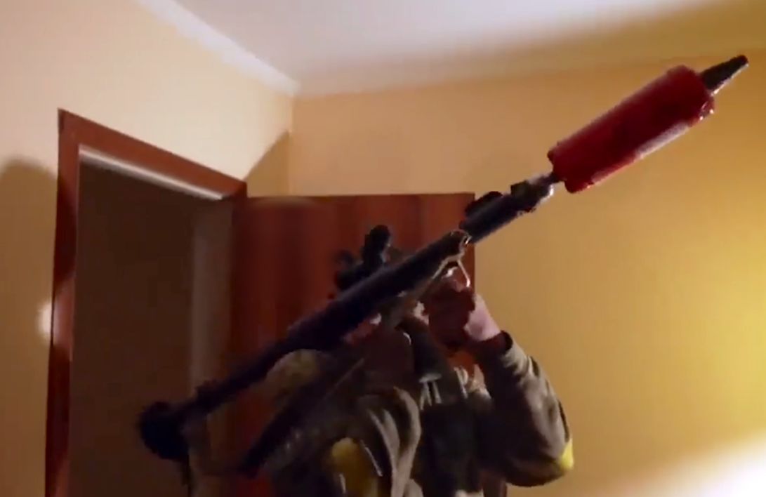 (ویدئو) استفاده عجیب سربازان اوکراین از کپسول آتشنشانی بجای موشک آر پی جی