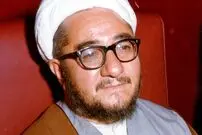 عکس| سفر زمان؛ «صادق خلخالی» در حال نان و ماست خوردن با رزمنده ها در جبهه؛ دهه 60