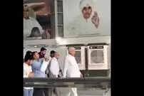 ببینید| بازدید یک سیاستمدار با کولر از معبد!