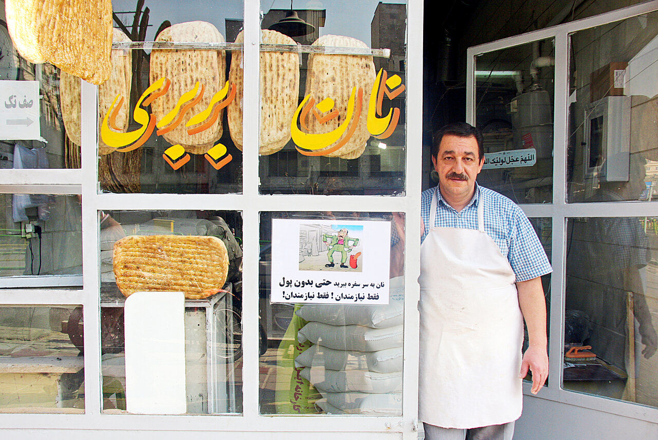 عهد ۲۵ ساله نانوای محله نواب؛ هیچ سفره‌ای خالی از نان نمی‌ماند!