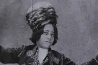 عکس| سفر زمان؛ عکس آتلیه‌ای پسربچۀ کُرد در حال رقص؛ یک قرن قبل