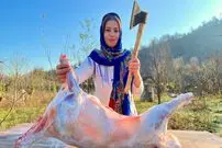 ببینید| غذای روستایی در ایران؛ کباب کردن بره کامل و پخت پلو زعفرانی در طبیعت